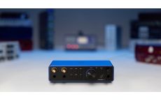 ΠΠ΅Π³Π΅Π½Π΄Π°ΡΠ½ΡΠΉ Focusrite Scarlett 2i2 Π²ΠΎΠ·Π²ΡΠ°ΡΠ°Π΅ΡΡΡ Π² ΡΠΊΡΠΊΠ»ΡΠ·ΠΈΠ²Π½ΠΎΠΌ ΡΠΈΠ½Π΅ΠΌ ΡΠ²Π΅ΡΠ΅ ISA-blue β Π»ΠΈΠΌΠΈΡΠΈΡΠΎΠ²Π°Π½Π½Π°Ρ ΡΠ±ΠΈΠ»Π΅ΠΉΠ½Π°Ρ Π²Π΅ΡΡΠΈΡ ΠΊ 40-Π»Π΅ΡΠΈΡ Π±ΡΠ΅Π½Π΄Π° ΡΠΆΠ΅ Π² UPsound!